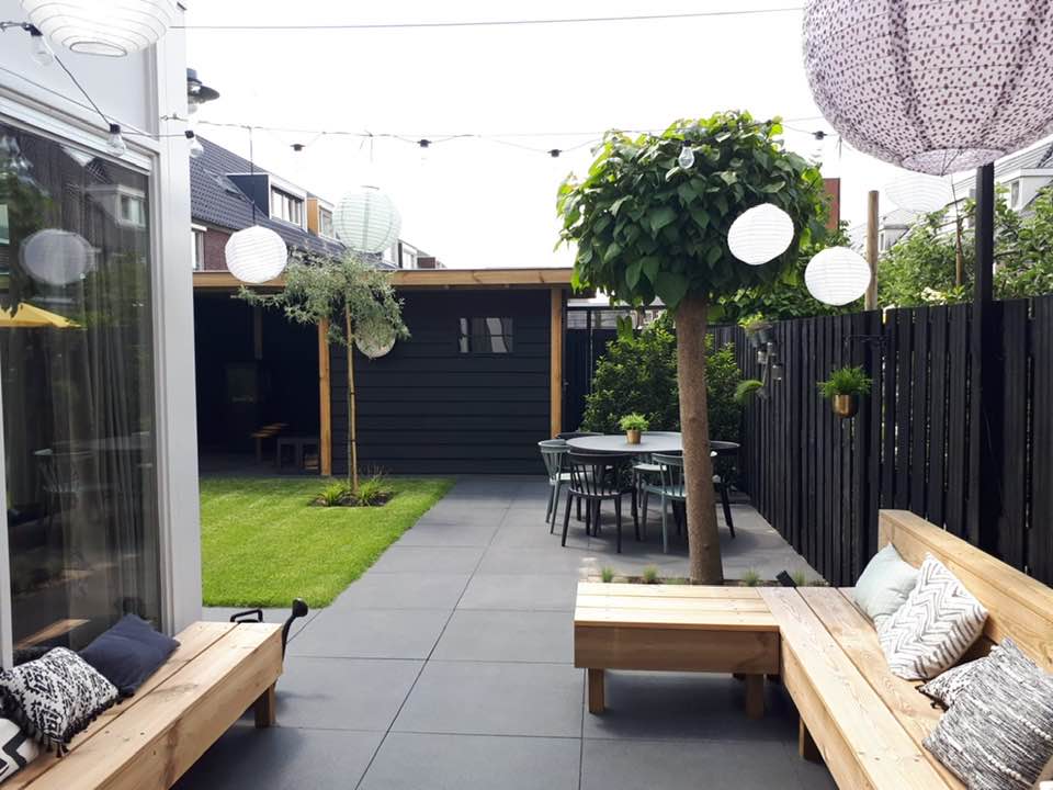 Sfeervolle achtertuin met veranda en grote zithoek